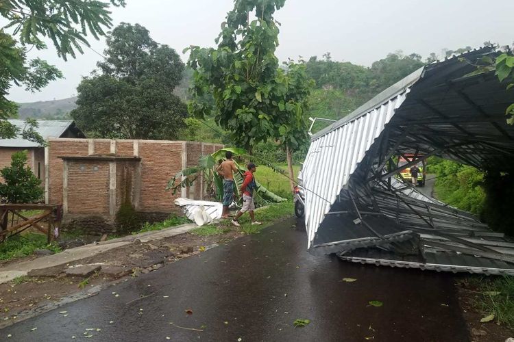 Tampak atap bangunan Musola Nurul Jalal di RT 05 Dusun Saka, Desa Manggeasi, Kabupaten Dompu, NTB, ambruk hingga menutup badan jalan, Senin (21/11/2022).