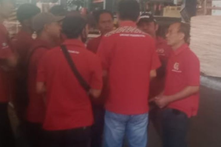 Mengaku Diusir dan Fingerprint Dinonaktifkan, 100 Buruh PT SGS Jombang Lawan PHK Massal