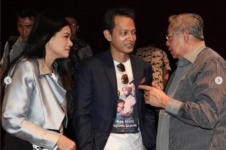 Presiden ke-6 RI Susilo Bambang Yudhoyono (kanan) berbincang dengan dua pemeran utama film Air Mata di Ujung Sajadah, Titi Kamal (kiri) dan Fedi Nuril (tengah).