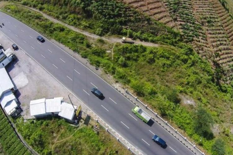 Pemandangan di Nagrek, Bandung, Jawa Barat, Rabu (25/6/2014). Jalan di sini digunakan sebagai jalur selatan untuk mudik atau balik Lebaran dari Jawa Barat menuju kota-kota di Jawa Tengah.