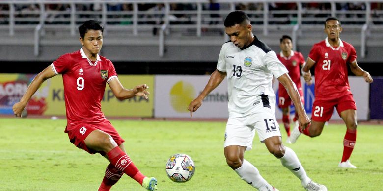 Pemain Timnas Indonesia Hokky Caraka dijaga ketat pemain Timor Leste saat pertandingan Kualifikasi Piala Asia U20 2023 yang berakhir dengan skor 4-0 di Stadion Gelora Bung Tomo, Surabaya, Rabu (14/9/2022) malam.