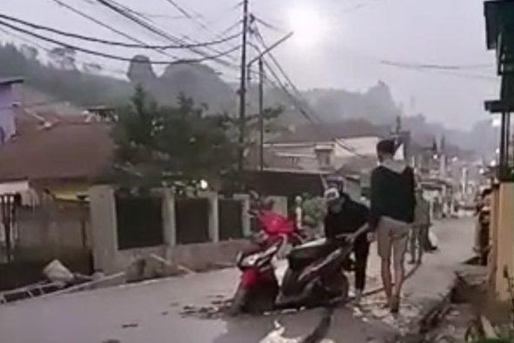 Ruas jalan yang baru saja dicor di Desa Langensari, Kecamatan Lembang, Kabupaten Bandung Barat (KBB), dilintasi oleh pengendara motor hingga sepeda motornya terjebak, Minggu (23/7/2023) pagi. 


