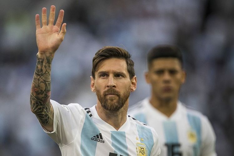 Kapten timnas Argentina, Lionel Messi, melambai kepada para suporter seusai laga fase grup Piala Dunia 2018 kontra Nigeria di Stadion Krestovsky, Saint Petersburg, 26 Juni 2018.