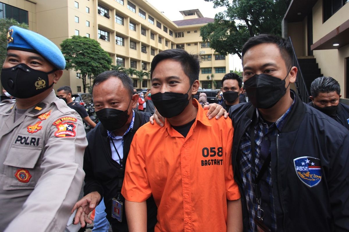 Polisi menggiring tersangka kasus penipuan aplikasi Quotex Doni Salmanan (tengah) saat konferensi pers di Bareskrim, Mabes Polri Jakarta, Selasa (15/3/2022). Direktorat Tindak Pidana Siber Bareskrim Polri menetapkan Doni Salmanan sebagai tersangka kasus penipuan aplikasi Quotex dengan barang bukti berupa uang tunai Rp3,3 miliar, dua unit rumah, 18 unit kendaraan roda dua dan enam unit kendaraan roda empat serta 97 barang bukti lainnya dengan perkiraan senilai Rp64 miliar.  ANTARA FOTO/Reno Esnir/nym.