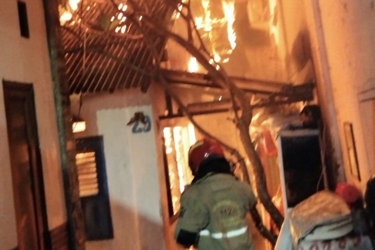 Aksi Petugas Damkar Tembus Gang Sempit Padamkan Kebakaran di Kampung Ketandan Surabaya