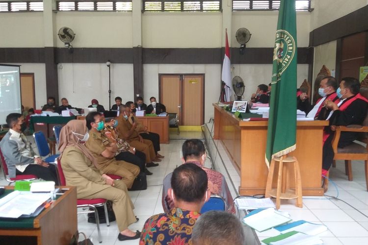 Para saksi yang dihadirkan dalam persidangan kasus mangkraknya pembangunan masjid Sriwijaya di Pengadilan Negeri Palembang, Selasa (7/9/2021).