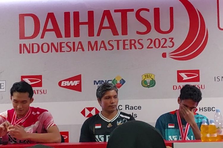 Chico Aura Dwi Wardoyo (kanan) menangis dalam sesi konferesi pers usai final Indonesia Masters 2023 di Istora Senayan, Jakarta, Minggu (29/1/2023). Chico kalah 15-21, 13-21 dari Jonatan Christie. 