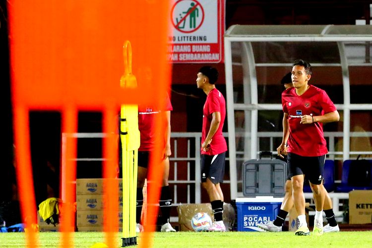 Jelang FIFA Matchday melawan Turkmenistan, pemain Timnas Indonesia Egy Maulana Vikri latihan besama di Lapangan Thor Surabaya, Selasa (5/9/2023) malam.