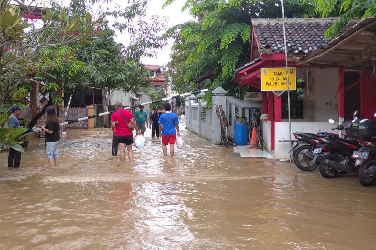 Bagian depan Perumahan Duta Kranji yang terendam banjir, Selasa (25/2020).