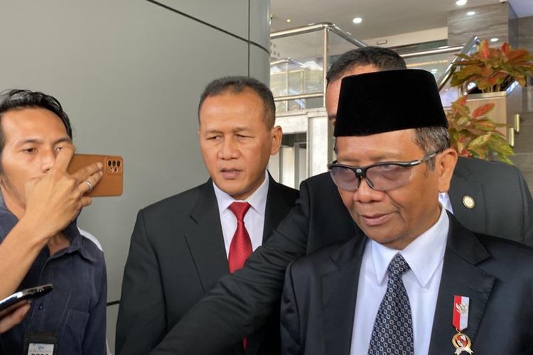 Menteri Koordinator Politik, Hukum, dan Keamanan (Menko Polhukam) Mahfud MD (kanan) usai menyerahkan jabatan Menteri Komunikasi dan Informatika (Menkominfo) kepada Budi Arie Setiadi di Kantor Kominfo, Jakarta Pusat, Senin (17/7/2023).