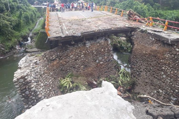 Jembatan Batang Kalu di Nagari Kayu Tanam, Kecamatan 2x11, Padang Pariaman, Sumatera Barat, rusak akibat diterjang air dari Sungai Batang Ulakan yang meluap.