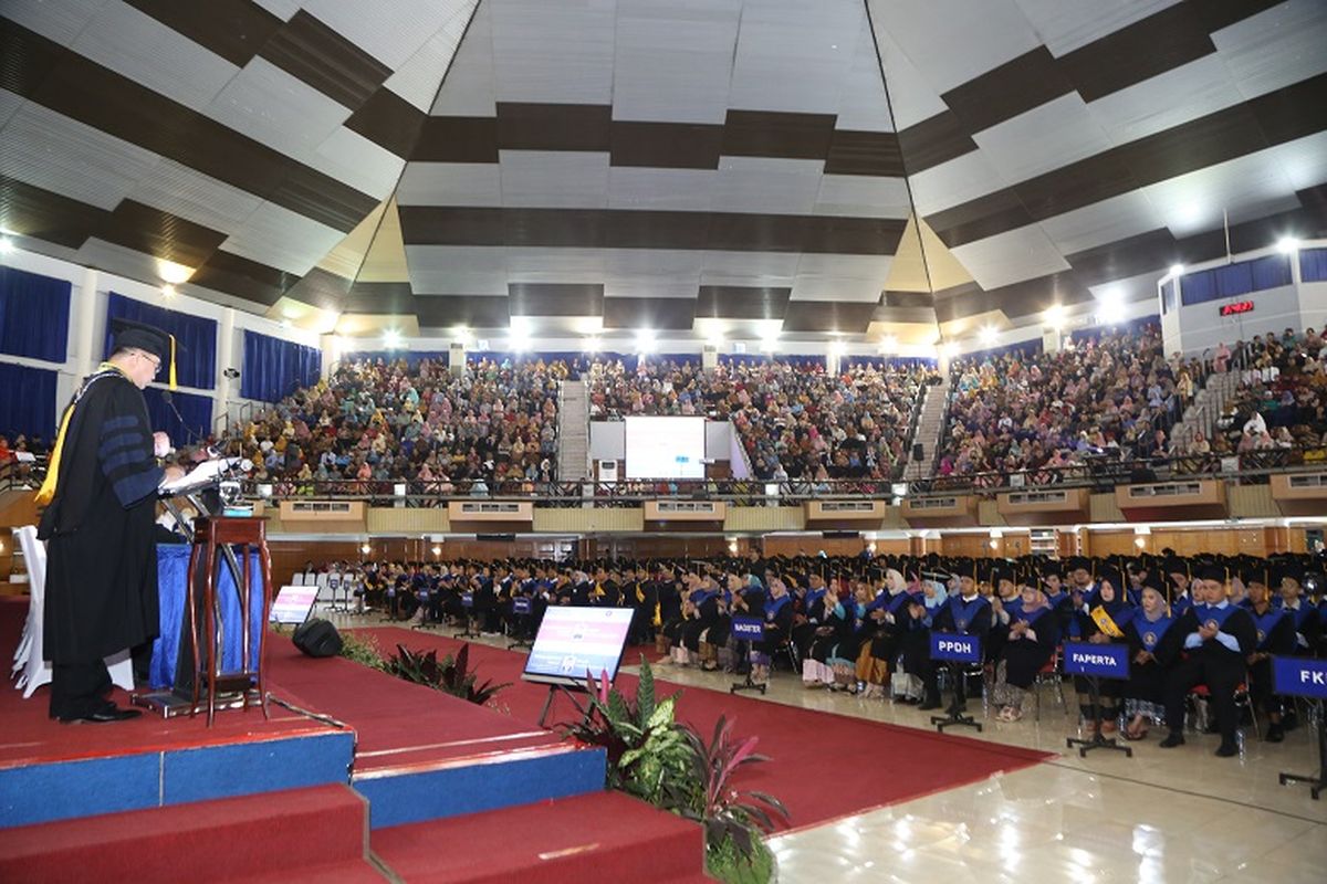 Sebanyak 800 mahasiswa IPB University diwisuda pada Rabu (15/1) bertempat di Gedung Grha Widya Wisuda (GWW) Kampus IPB Dramaga Bogor. Seremonial wisuda dibuka secara langsung oleh Rektor IPB University, Prof Dr Arif Satria.