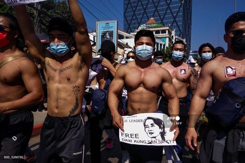 Dari Pria Bertelanjang Dada sampai Wanita Bergaun Pengantin Berdemo di Myanmar