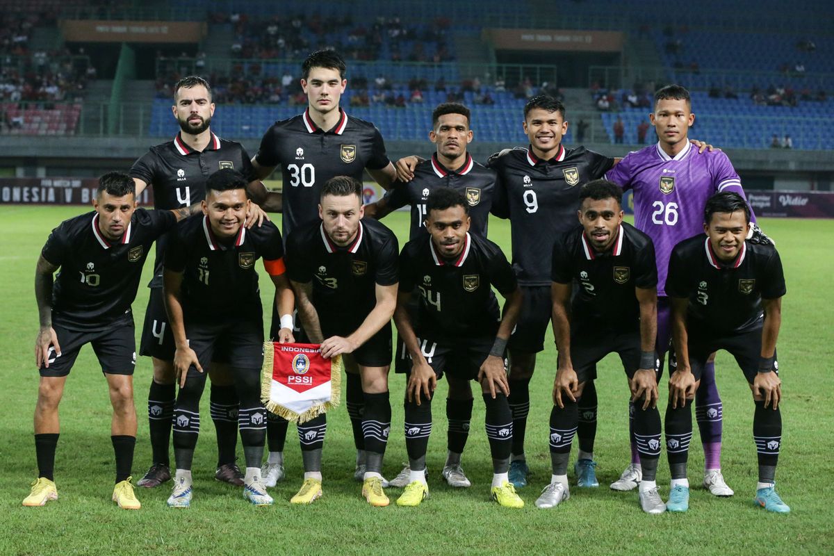 Pemain timnas Indonesia saat pertandingan FIFA Matchday melawan Burundi di Stadion Patriot Candrabhaga, Bekasi, Selasa (28/3/2023). Burundi ditahan imbang dengan skor 2-2. Terkini, timnas Indonesia dikabarkan bakal melawan Argentina dalam laga uji coba. Namun, Wakil Ketua Umum PSSI, Zainudin Amali, mengaku belum bisa mengonfirmasi kabar kedatangan Argentina untuk menghadapi timnas Indonesia.
