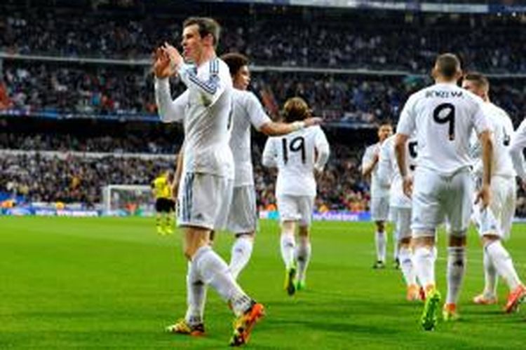 Gelandang Real Madrid, Gareth Bale (kiri) seusai mencetak gol ke gawang Borussia Dortmund pada leg pertama perempat final Liga Champions di Stadion Santiago Bernabeu, Rabu atau Kamis (4/3/2014) dini hari WIB.