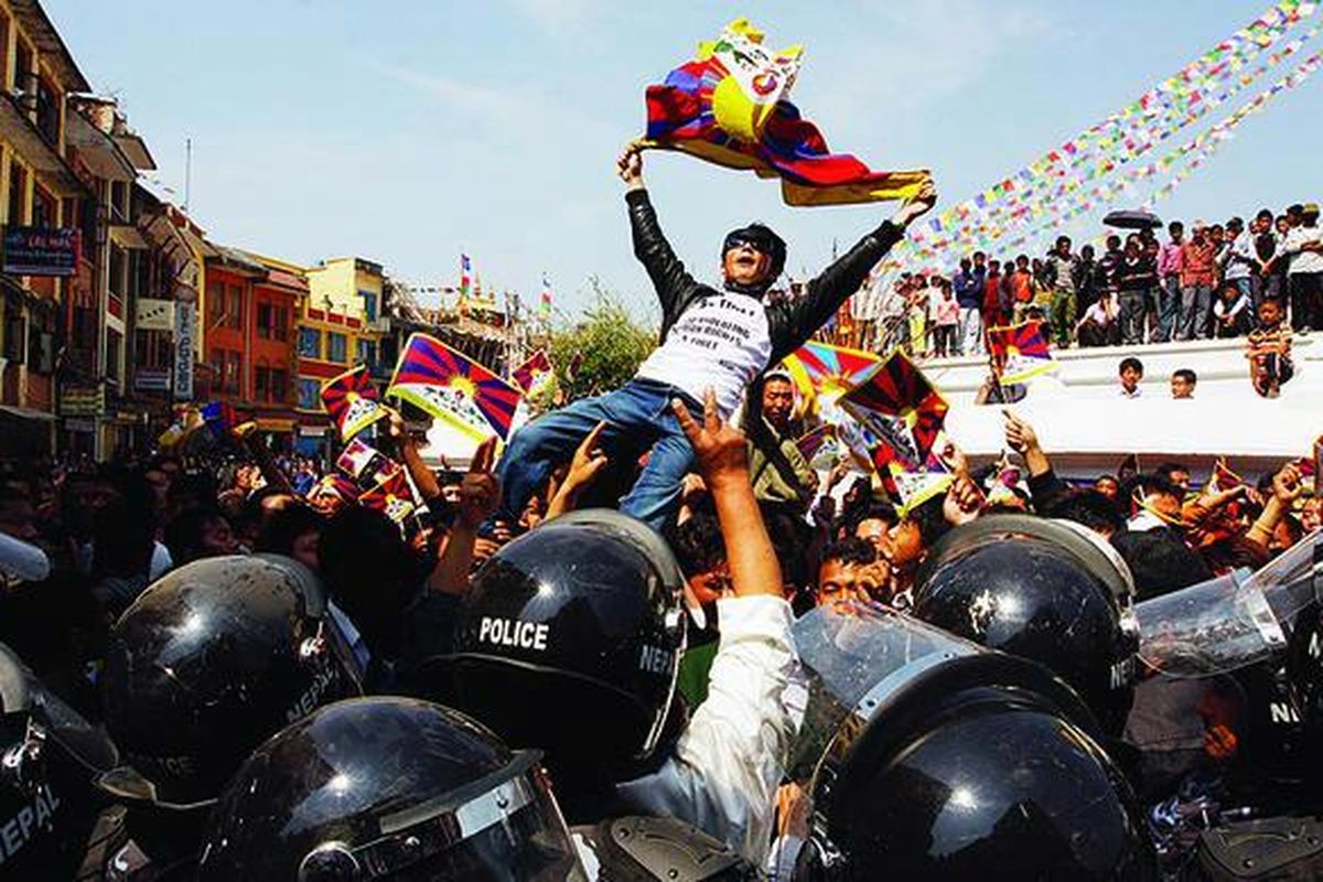 Polisi Nepal berupaya menghentikan warga Tibet yang melakukan aksi protes terhadap Pemerintah China di Stupa Baudhanath di Katmandu, Nepal, Rabu (10/3). Hari itu merupakan peringatan aksi perlawanan rakyat Tibet terhadap China pada 10 Maret 1959. Pemimpin spiritual Tibet, Dalai Lama, pun kemudian hidup di pengasingan di India.