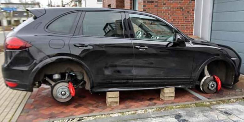 Pencuri menggondol empat ban mobil Porsche Cayenne GTS milik striker Borussia Dortmund Robert Lewandowski, dan mengganjal mobil itu dengan batu bata. Mobil ini diparkir di rumah Lewandowski di Dortmund, Minggu (9/2/2014) malam.