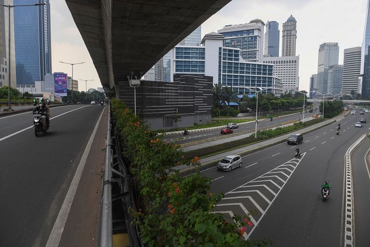 Pengendara melintasi kawasan jalan Sudirman yang lengang di Jakarta, Minggu (27/6/2021). Jakarta termasuk pada daerah sasaran PPKM Darurat. ANTARA FOTO/Wahyu Putro A/aww.