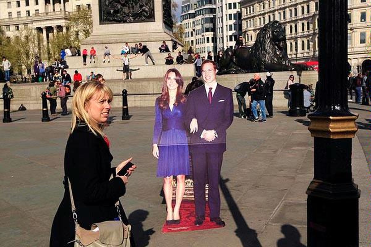Foto berukuran sebenarnya dari Pangeran William dan tunangannya, Kate Middleton, didirikan pekerja yang tengah memproduksi iklan sebuah  jaringan supermarket di  Trafalgar Square, London, Selasa (12/4). Pangeran William dan Kate Middleton akan menikah pada 29 April.