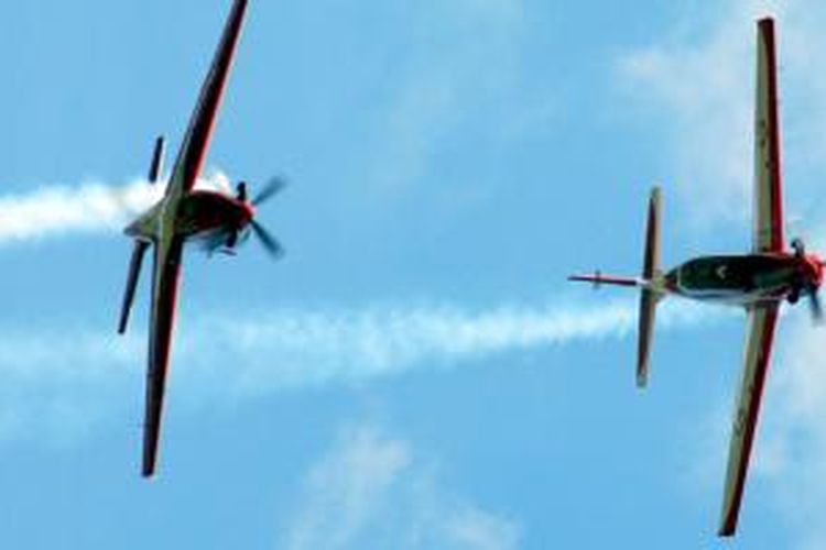 Jupiter Aerobatic Team (JAT) saat geladi resik persiapan tampil pada perayaan Hari Ulang tahun (HUT) Ke-65 TNI Angkatan Udara di Lanud Halim Perdanakusuma, Jakarta, Kamis (7/4/2011).