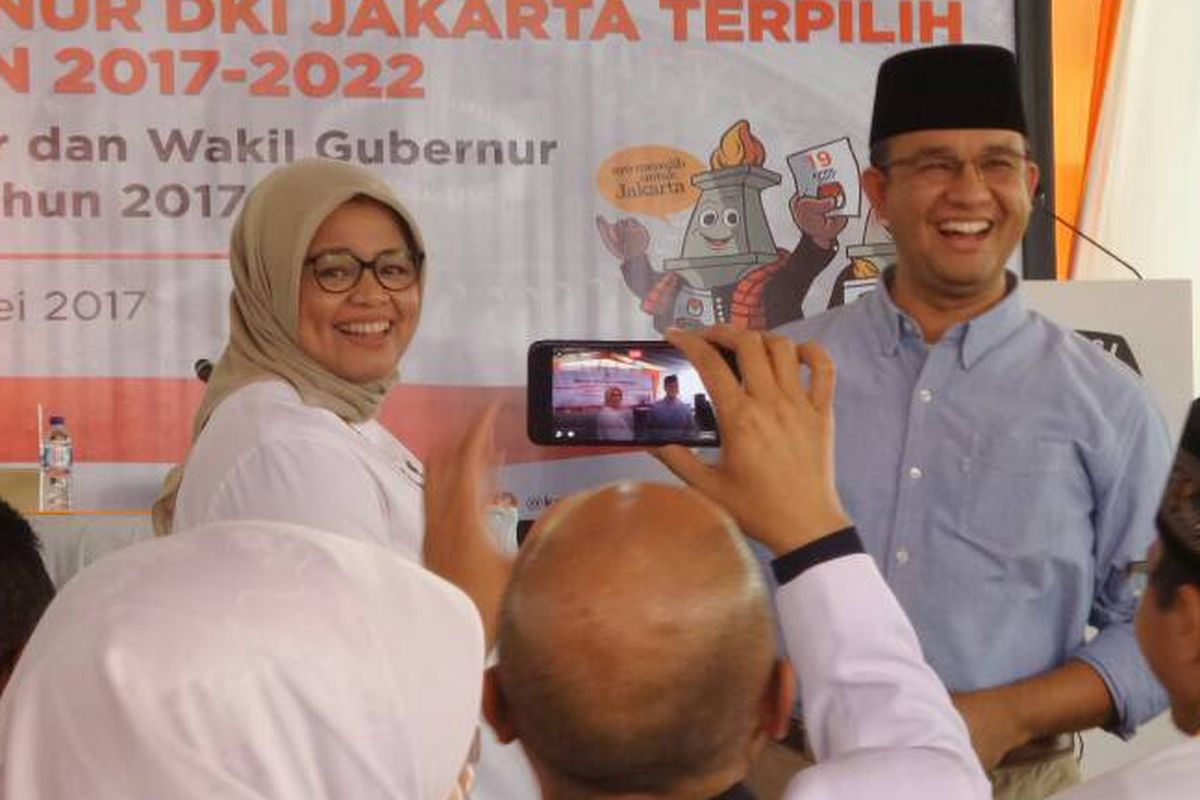 Calon gubernur DKI Jakarta Anies Baswedan saat menghadiri acara penetapan calon kepala daerah terpilih di kantor KPU DKI Jakarta, Jumat (5/5/2017) siang. Anies hadir didampingi sang istri, Ferry Farhati.