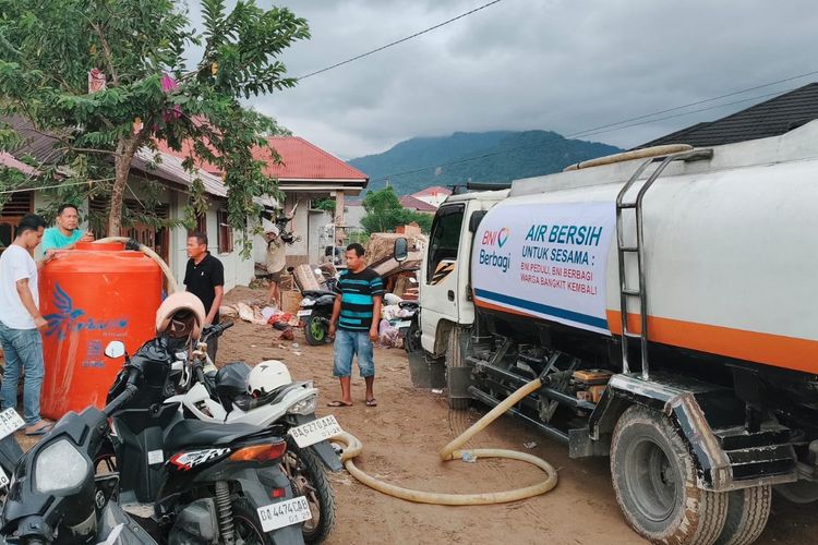 BNI Salurkan 8.000 Liter Air Bersih untuk Warga Terdampak Banjir Padang
