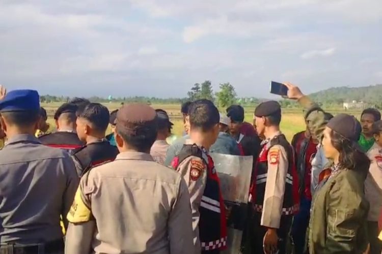Pelaksanaan Penghitungan Surat Suara Ulang (PSSU) di KPU Lombok Barat, Rabu (19/6/2024) berlangsung ricuh, sekelompok orang mendesak PPSU putusan MK itu ditunda.