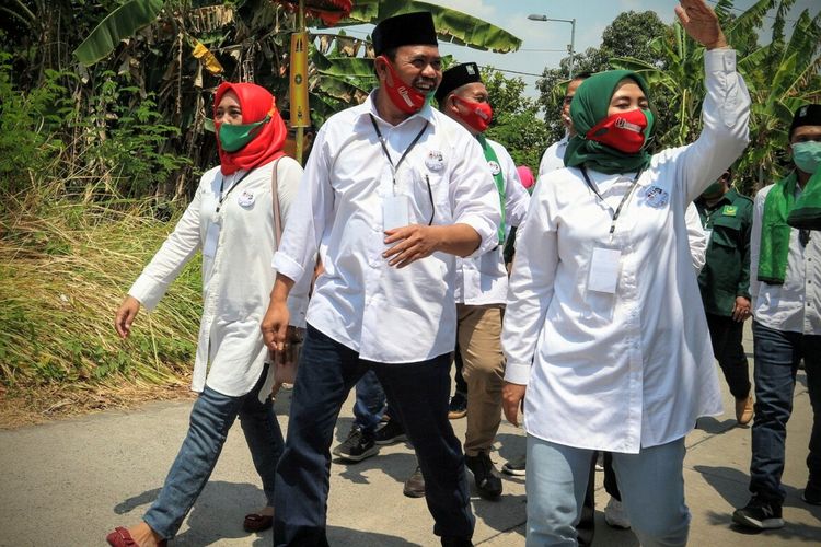 Pungkasiadi - Titik Masudah usai mendaftarkan diri sebagai pasangan bakal calon bupati dan wakil bupati dalam Pilkada Kabupaten Mojokerto, Jawa Timur, Minggu (6/9/2020).