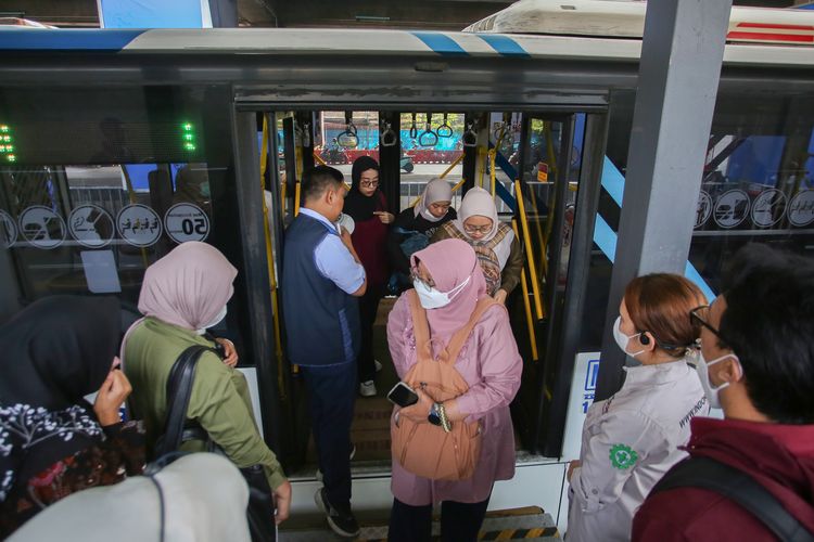Penumpang bus TransJakarta turun dan naik bus jurusan Lebak Bulus - Sawangan usai peluncuran di Halte TransJakarta Lebak Bulus, Jakarta, Rabu (4/6/2025). Wellness practioner membagikan cara agar tetap tenang dan mindful, serta tidak stres saat naik transportasi umum. Ada apa saja? Simak selengkapnya.