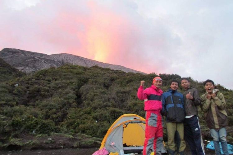 Para pendaki dari luar negeri saat berpose dengan pendaki lokal