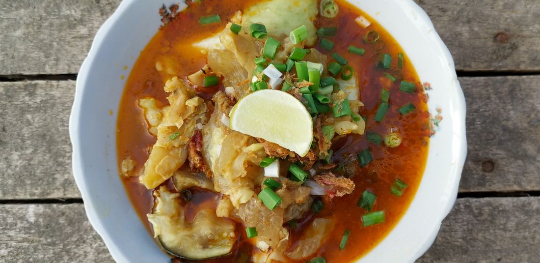 Ilustrasi lontong kikil Surabaya