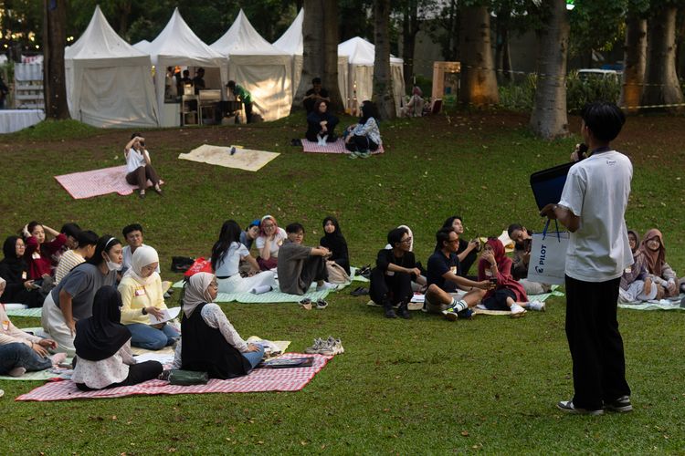 Piknik di Taman Jakarta Jadi Tren, Hiburan Murah di Tengah Ekonomi Sulit