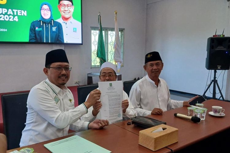 Pengurus DPC PKB Kabupaten Pasuruan menyampaikan pemberhentian dan pencabutan keanggotaan terhadap salahsatu caleg terpilih pemilu 2024 sehari sebelum jadwal pelantikan DPRD Kabupaten Pasuruan periode 2024-2025, Selasa (20/8/2024).
