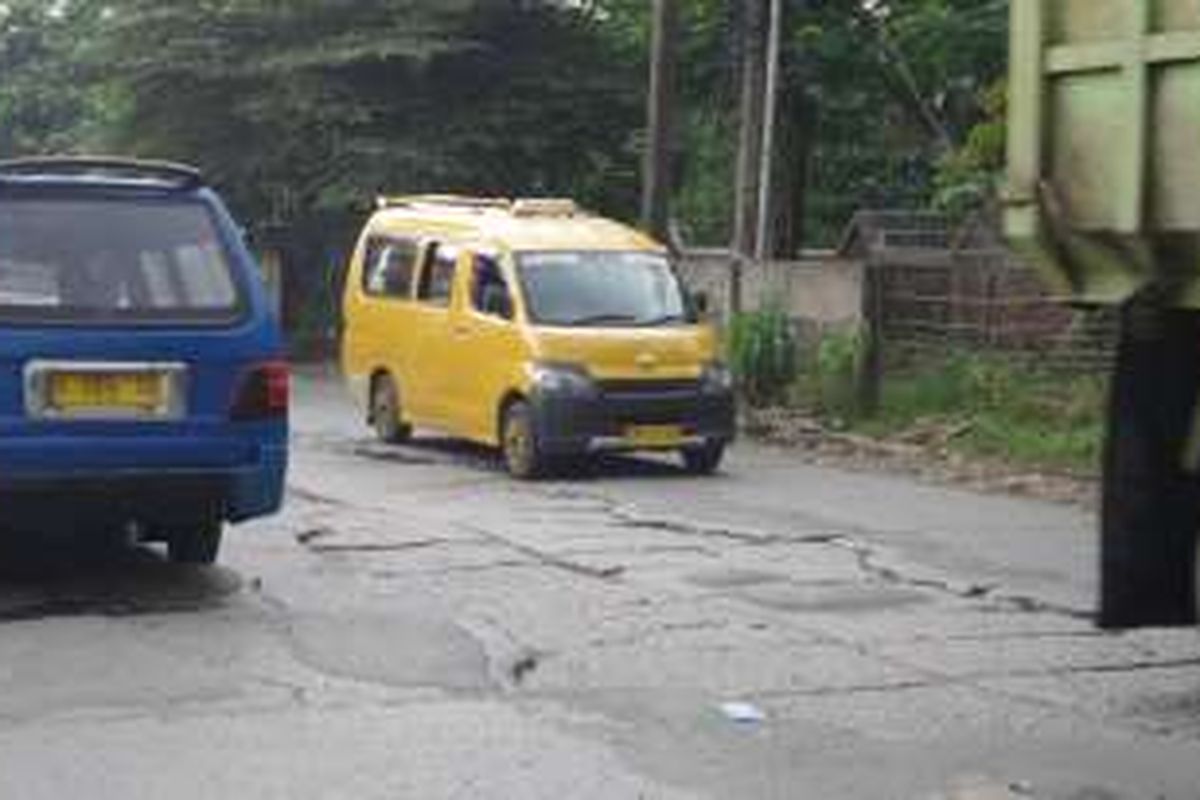 Kondisi Jalan Raya Legok, Kabupaten Tangerang, yang kerap dikeluhkan pengendara pada Selasa (22/11/2016) sore. Jalan ini sering rusak akibat dilintasi oleh kendaraan berat dalam jumlah banyak setiap harinya.