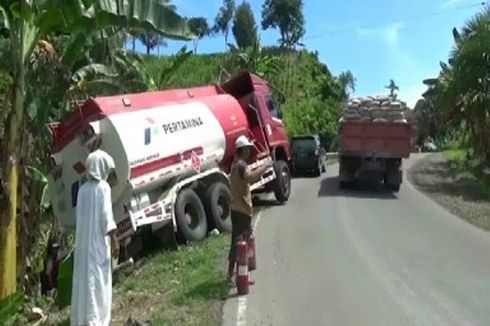 Truk Tangki Pertamina Terperosok, BBM Tumpah dan Jadi Rebutan Warga