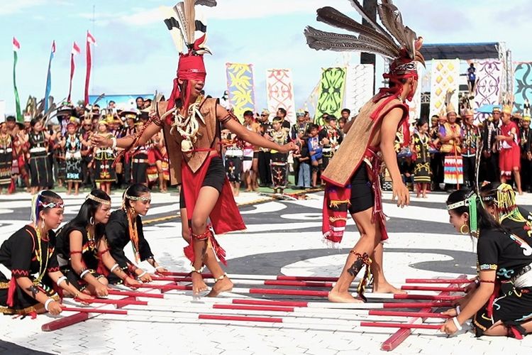 Suku Dayak Tahol menampilkan tari lalatip pada Festival Budaya Irau ke-10, Kabupaten Malinau. 