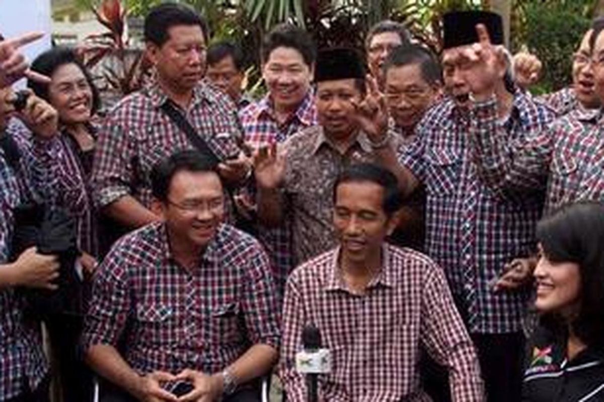 Pasangan calon gubernur dan wakil gubernur DKI Jakarta Jokowi dan Ahok, usai melakukan wawancara dengan Kompas TV di Tempat Pemenangan Jokowi-Ahok Jalan Borobudur, Jakarta Selatan, Rabu (11/7/2012).