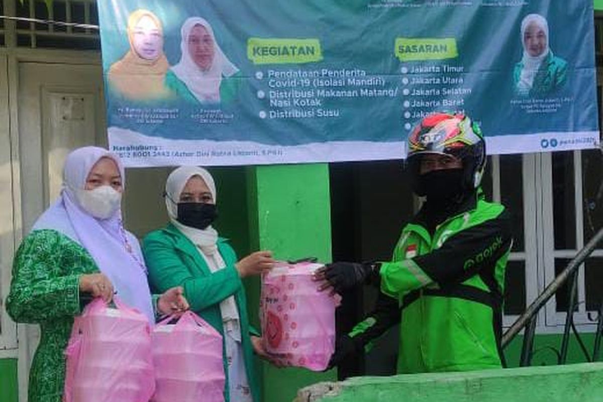Pimpinan Cabang (PC) Fatayat Nahdlatul Ulama (NU) Jakarta Selatan bersama PWNU DKI Jakarta dan PW Fatayat NU DKI Jakarta serentak mengantarkan makanan gratis kepada pasien Covid-19 yang sedang menjalani isolasi mandiri (isoman). 