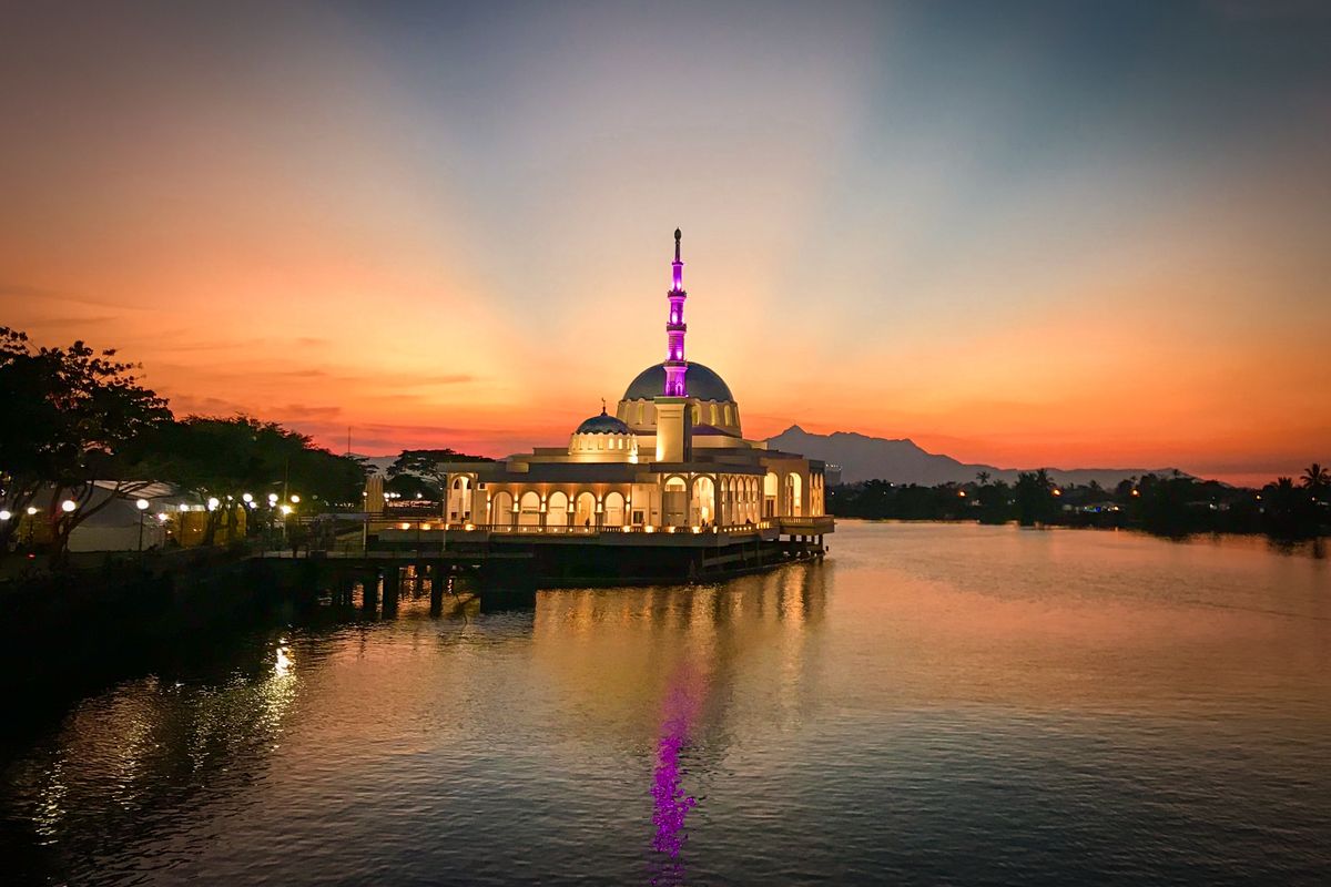 Ilustrasi Masjid India atau India Mosque yang mengapung di sungai di Kuching, Sarawak, Malaysia.