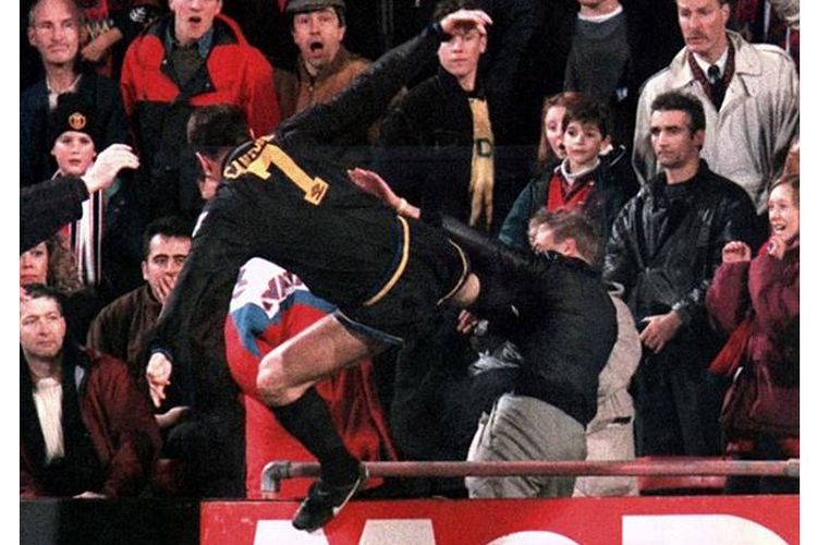 Cantona menendang suporter Palace