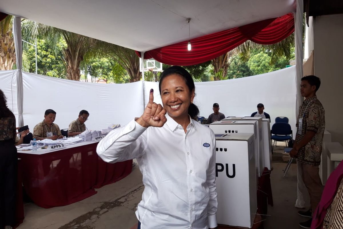 Menteri Badan Usaha Milik Negara (BUMN) Rini M Soemarno ketika di TPS 11 Taman Patra Raya, Jakarta, Rabu (17/4/2019). 