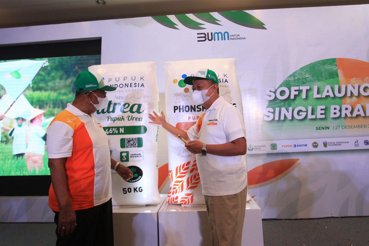 Komisaris Utama PT Pupuk Indonesia Darmin Nasution ( kiri) bersama Direktur Utama PT Pupuk Indonesia Bakir Pasaman (kanan) berbincang saat acara Peluncuran Soft Launching Single Branding Produk pupuk komersil Urea dan Npk, di Jakarta, Senin (27/12/2021). PT Pupuk Indonesia (Persero) luncurkan penyeragaman produk retail urea dan NPK dengan brand baru, yaitu Urea Nitrea dan NPK Phonska Plus 16-16-16. Kedua brand ini diluncurkan dalam rangka semakin memudahkan akses pelanggan terhadap produk retail Pupuk Indonesia.