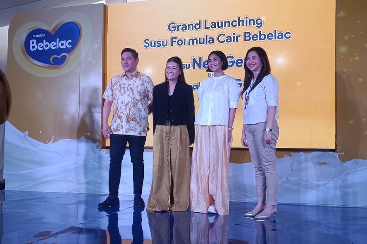 (kiri-kanan) Medical and Scientific Affairs Director Danone Specialized Nutrition Indonesia Dr. dr. Ray Wagiu Basrowi, MKK, FRSPH, Head of Brand Bebelac Anissa Ardiellaputri, adik Nagita Slavina bernama Caca Tengker, dan Dokter spesialis anak yang berpraktik di Eka Hospital Cibubur, dr. Melia Yunita, MSc, Sp.A, saat Press Launch Susu Formula Cair Bebelac di Urban Forest Cipete, Jakarta, Kamis (19/6/2025).