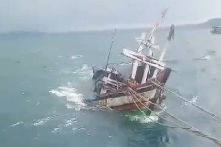 Perahu Nelayan Tenggelam Ditabrak Kapal Kargo di Lampung Selatan, 3 Orang Selamat dan 1 Masih Hilang