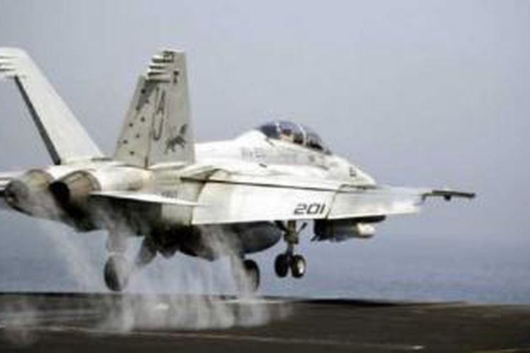 Pesawat tempur AS lepas landas dari kapal induk USS George HW Bush untuk menyerang ISIS.