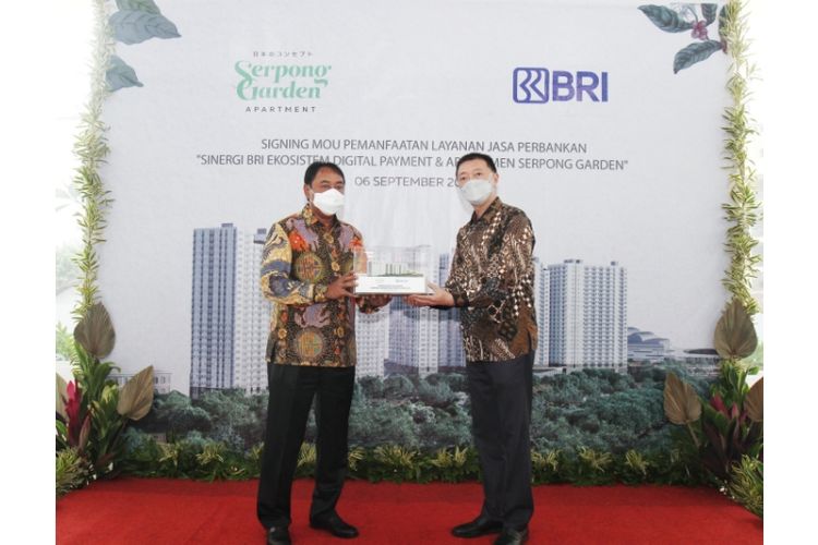 Penandatanganan MoU pemanfaatan ekosistem digital payment BRI di Apartemen Serpong Garden, Senin (6/9/2021).