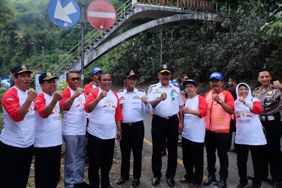 Dirjen Perhubungan Darat Budi Setiyadi bersama pihak terkait melaksanakan aksi bersih-bersih rambu dan perlengkapan lalu lintas di Kawasan Wisata Riung Gunung, Puncak, Bogor, Jawa Barat, pada (13/8/2019)