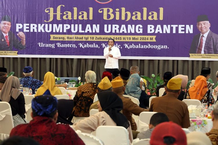 Penjabat (Pj) Gubernur Banten Al Muktabar menghadiri acara silaturahmi Halal Bihalal Perkumpulan Urang Banten (PUB) di Kebon Kubil Resto, Kota Serang, Banten,  Minggu (19/5/2024). 