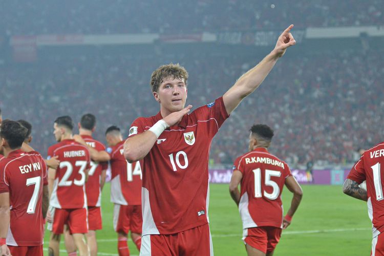 Perayaan gol Ole Romeny bersama Jay Idzes dalam partai Grup C Kualifikasi Piala Dunia 2026 zona Asia antara Timnas Indonesia vs China di Stadion Utama Gelora Bung Karno pada Kamis (5/6/2025).