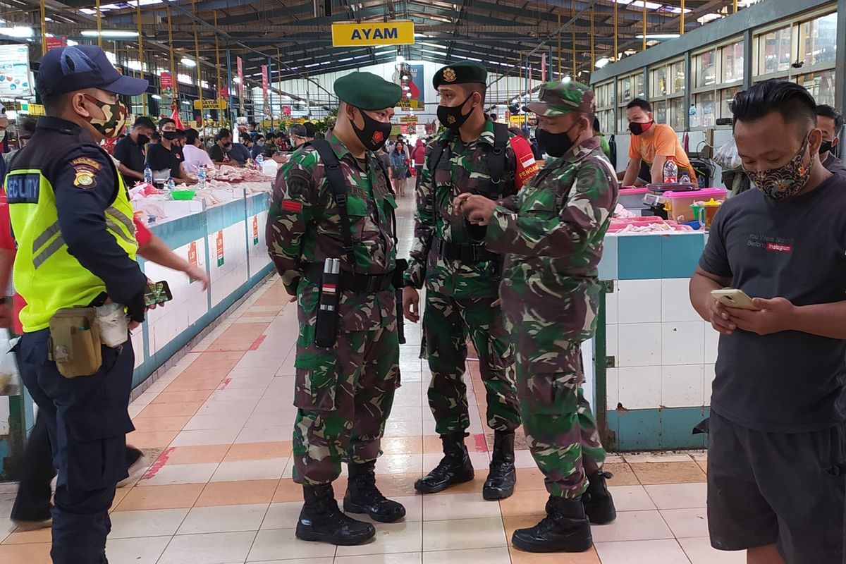 Aparat TNI dan petugas pasar beroperasi di dalam pasar untuk menegakkan disiplin memakai masker di antara penjual dan pembeli di Pasar Modern BSD, Tangerang Selatan, Senin (28/9/2020) pagi.